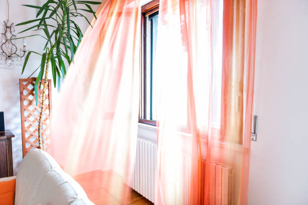 다채로운 주황색 열려있는 창 커튼 이탈리아에 있는 ��바람에 흐르는 실내 실내 아파트에 있는 블라인드 - lace curtain 뉴스 사진 이미지