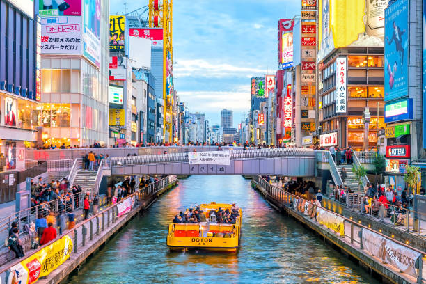 calle comercial dotonbori en osaka, japón - región de kinki fotografías e imágenes de stock