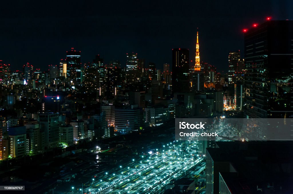 Fotografía aérea, paisaje urbano con vistas a Tokio, fotografía Japanaerial de la vista nocturna de Tokio, Japón, estación futurista, - Foto de stock de Aire libre libre de derechos