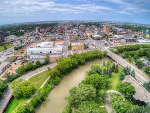 фарго является крупнейшим городом в северной дакоте на красной реке - north dakota стоковые фото и изображения