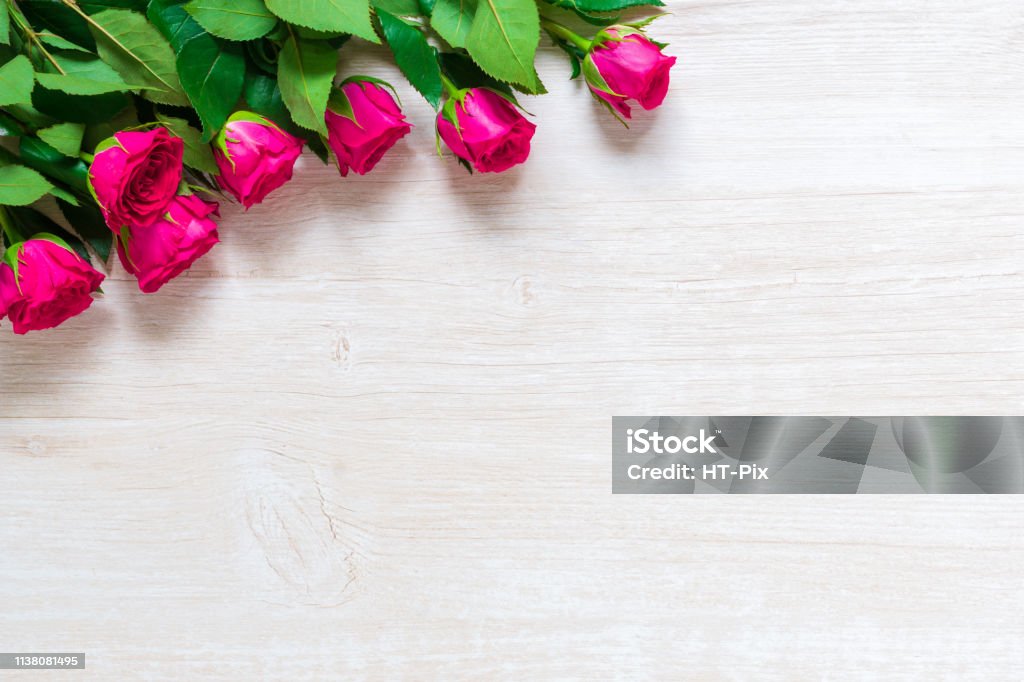 Rosa Rosas Flores Sobre Mesa De Madera Para El 8 De Marzo Día Internacional  De Las Mujeres Cumpleaños Día De San Valentín O Madres Díade Cierre Foto de  stock y más banco