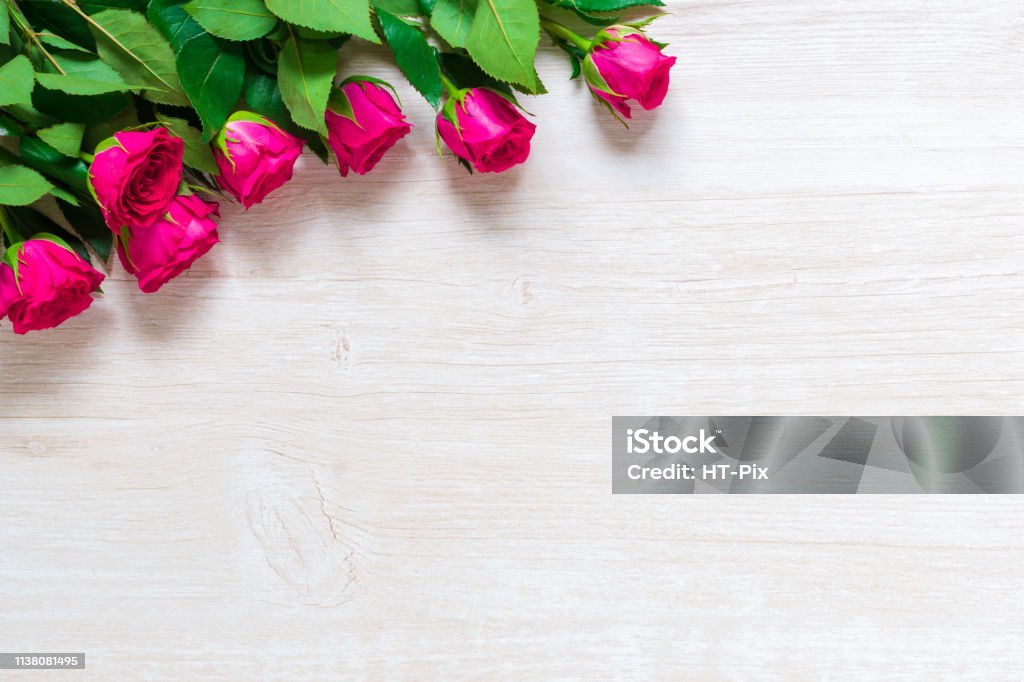 Rosa Rosas Flores Sobre Mesa De Madera Para El 8 De Marzo Día Internacional De Las Mujeres Cumpleaños Día De San Valentín O Madres Díade Cierre Foto de stock y más banco Rosa Rosas Flores Sobre Mesa De Madera Para El 8 De Marzo Día Internacional De Las Mujeres Cumpleaños Día De San Valentín O Madres Díade Cierre Foto de stock y más banco