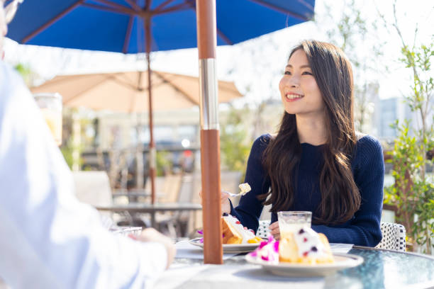 feriado da despesa da mulher no café no terraço aberto - somente japonês - fotografias e filmes do acervo