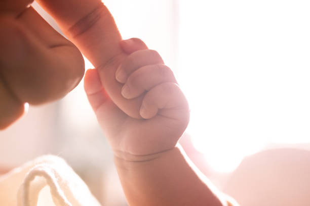 insieme al neonato - holding hands human hand child mother foto e immagini stock