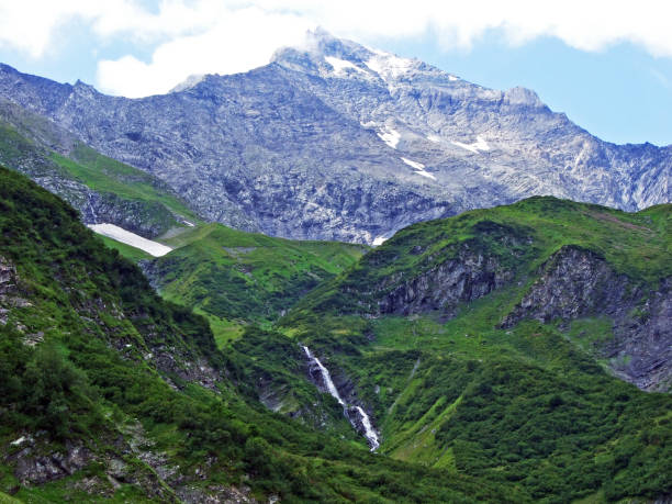 rocky alpine peak mättlenstöck in the glarus alps mountain range - switzerland cold green rock imagens e fotografias de stock
