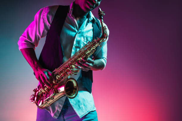 afroamerikanischer jazzmusiker, der saxophon spielt. - saxophonist stock-fotos und bilder