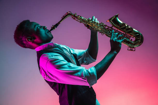 афроамериканский джазовый музыкант играет на саксофоне. - cool jazz стоковые фото и изображения