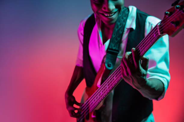 афроамериканский джазовый музыкант играет на бас-гитаре. - cool jazz стоковые фото и изображения