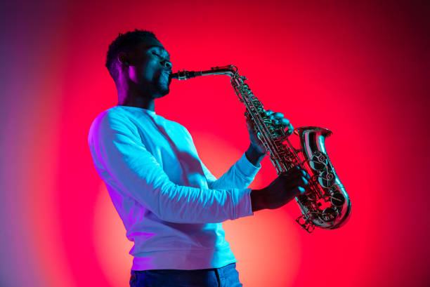 afroamerikanischer jazzmusiker, der saxophon spielt. - saxophonist stock-fotos und bilder