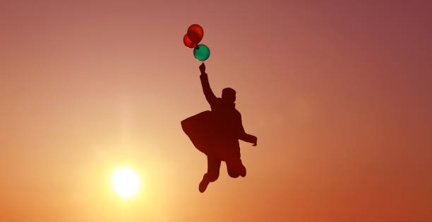 ragazza vola con palloncini al tramonto, palloncini multicolori, bellissimo tramonto del cielo - balloon moving up child flying foto e immagini stock