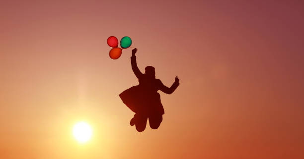 fille vole avec des ballons au coucher du soleil, ballons multicolores, beau coucher de soleil ciel - balloon moving up child flying photos et images de collection