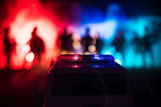 coches de policía por la noche. coche de policía persiguiendo un coche por la noche con fondo de niebla. 911 respuesta de emergencia penfoque selectivo - riot fotografías e imágenes de stock