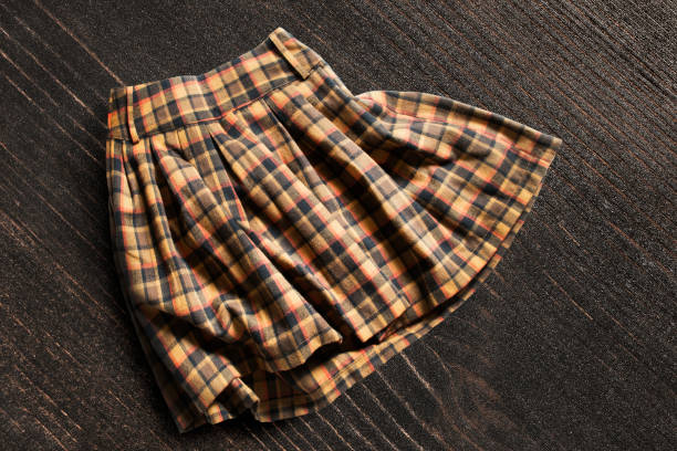 falda sobre fondo de madera - skirt brown fotografías e imágenes de stock