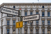 stra%C3%9Fenschild-gegen-bebauung.jpg?b=