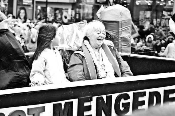 membros felizes de "kg blau-rot dortmund mengede ' 79 ev." (incl uma criança e uma mulher idosa) que executam na parada de dortmunder rosenmontag (carnaval de segunda-feira de rosa) em dortmund kampstrasse-alemanha - laughing street party carnival beauty - fotografias e filmes do acervo