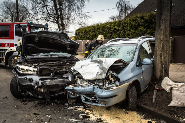 wypadek samochodowy na drodze w marcu 21, 2019, samochody po czołowej kolizji między bmw i chevrolet w rydze, łotwa. - off road vehicle obrazy zdjęcia i obrazy z banku zdjęć