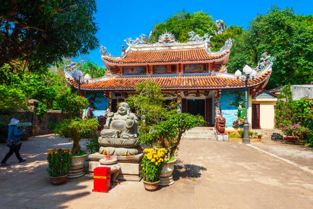 pagoda sulle montagne di marmo, danang - nuoc foto e immagini stock