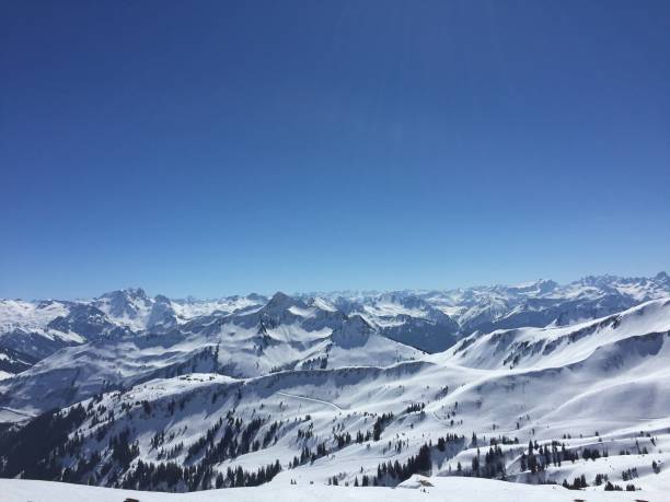 stoki i szczyty górskie w damüls, austria - ski resort village austria winter zdjęcia i obrazy z banku zdjęć