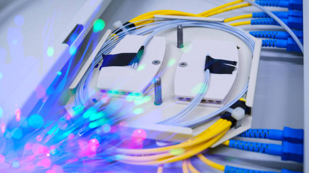 boîte de panneau de patch de câble de fibre optique et câble de pigtail sc dans la salle de centre de réseau avec l'éclairage de fibre optique - data network server center fiber optic photos et images de collection