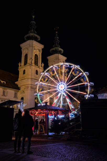 grande roue sur la foire de noël sur la mariahilferplatz à graz en autriche - ferris wheel wheel blurred motion amusement park photos et images de collection