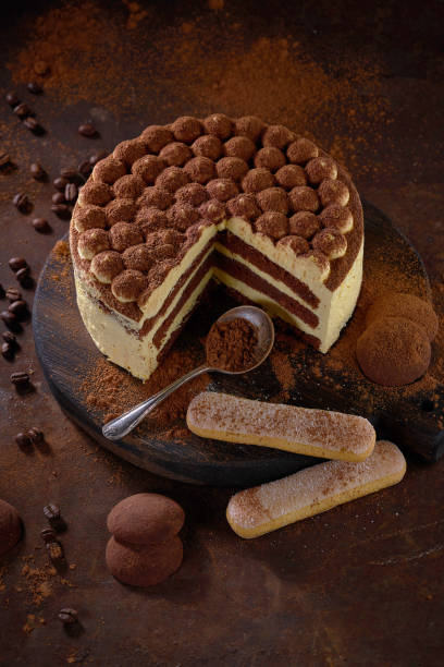tiramisu-kuchen auf dunklem schiefer, stein oder metall hintergrund. - italian culture chocolate candy chocolate truffle stock-fotos und bilder