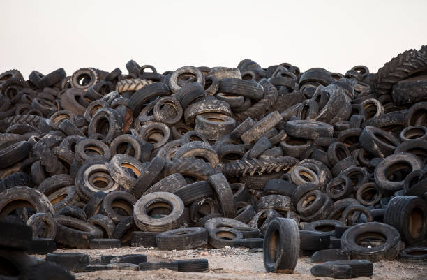 neumáticos viejos que contaminan la naturaleza - tire old rubber heap fotografías e imágenes de stock