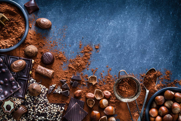 шоколад и какао-порошок кадр - chocolate chocolate candy dark chocolate directly above стоковые фото и изображения