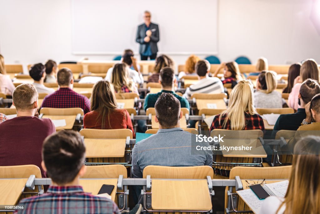 Rückblicks der großen Schülergruppe auf eine Klasse am Vortragssaal. - Lizenzfrei Universität Stock-Foto