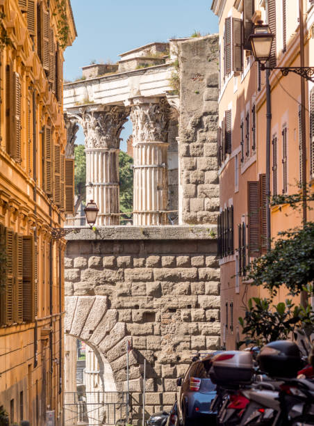 discovery rome-le forum de trajan - light nobody coliseum vertical photos et images de collection