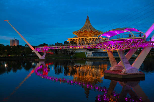 vue de nuit du front de mer de kuching, pont piétonnier de la rivière sarawak - sarawak state photos et images de collection