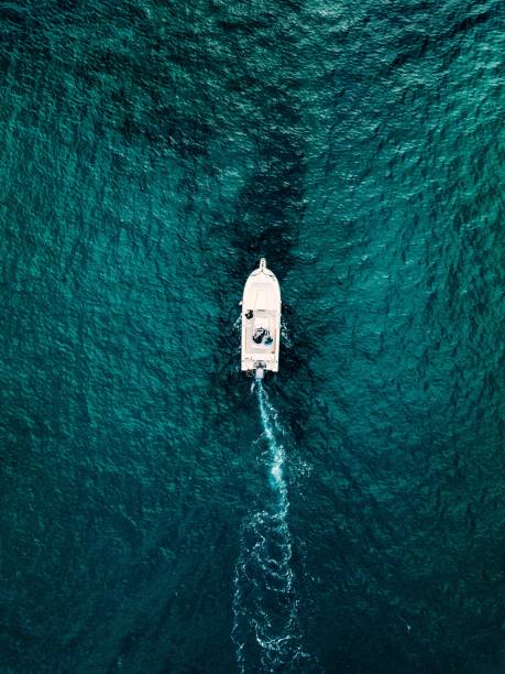 veduta aerea del motoscafo in movimento nel mare blu in italia. - recreational boat motorboat speedboat aerial view foto e immagini stock