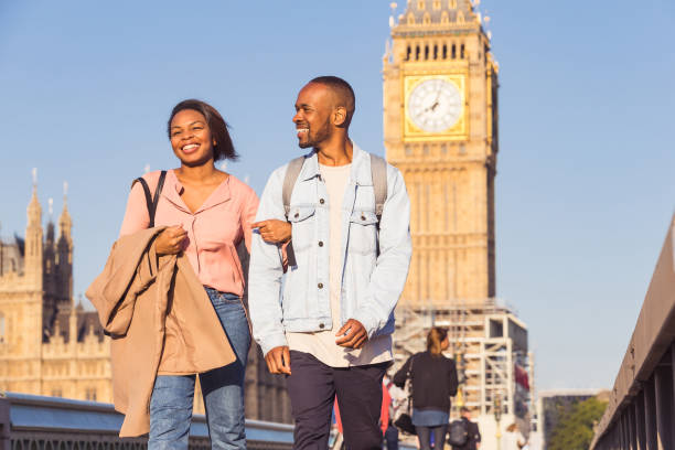 couples visitant l'angleterre pour leurs vacances - westminster bridge photos et images de collection