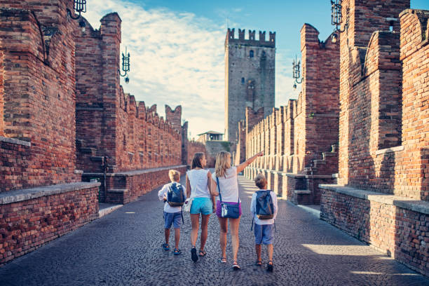家族観光ヴェローナ, イタリア - verona italy travel europe sunlight ストックフォトと画像