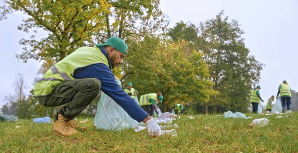 istock Volunteers collecting rubbish 1138160466