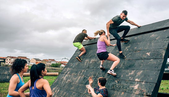 Los participantes en obstáculos pirámide escalada obstáculo obstáculo photo