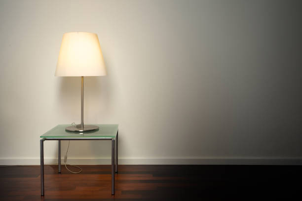 lampa na stole oświetlająca wnętrze. zacieniona ściana z miejscem na kopiowanie. - living room side table domestic room home interior zdjęcia i obrazy z banku zdjęć