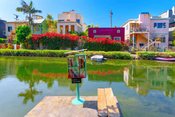 um dos mais belos distritos de los angeles-é veneza. califórnia. - port of venice - fotografias e filmes do acervo