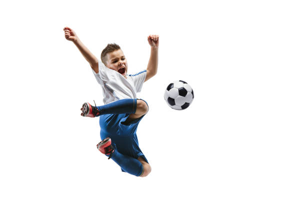 chico joven patea la pelota de fútbol - pass the ball fotografías e imágenes de stock