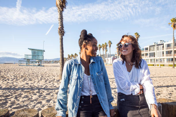 los angelinos am strand von venedig boulevard und strand, spaß an einem sonnigen tag in kalifornien - santa monica beach city of los angeles california stock-fotos und bilder