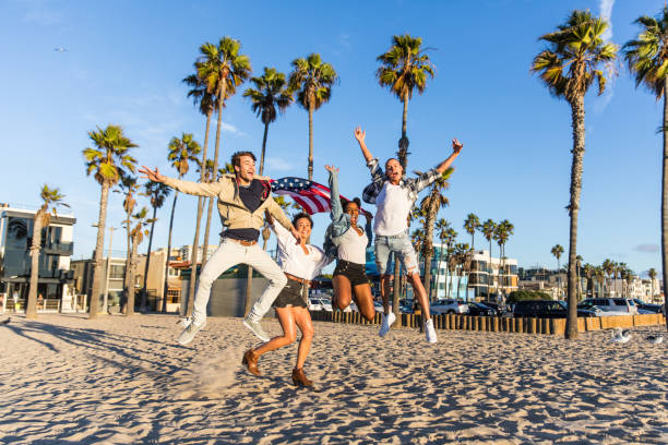 캘리포니아의 화창한 날에 베니스 해변 대로와 해변에서 즐거운 시간을 보내고 있는 los angelinos - santa monica venice beach california santa monica beach 뉴스 사진 이미지