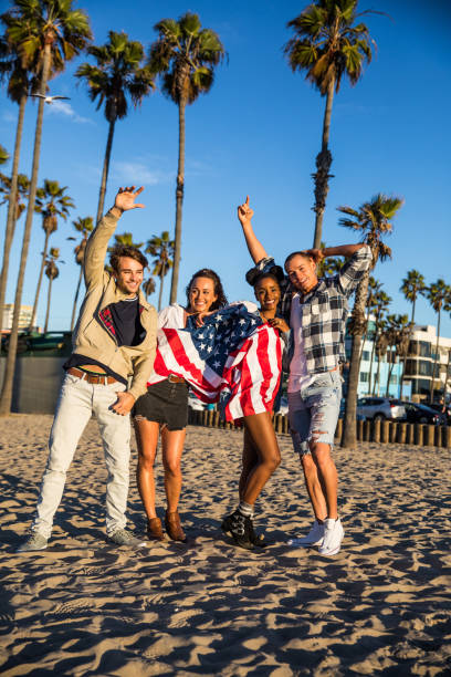 los angelinos on the venice beach boulevard and beach having fun in a sunny day in california - santa monica venice beach california santa monica beach imagens e fotografias de stock