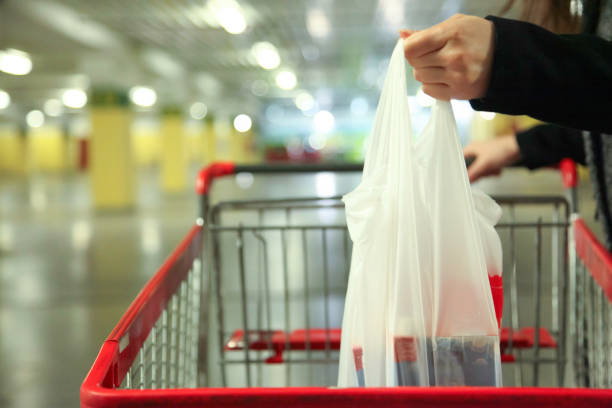 nach dem einkauf im supermarkt - plastiktüte stock-fotos und bilder