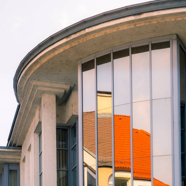 arquitetura moderna com espelhamento no windows - gegenüber - fotografias e filmes do acervo