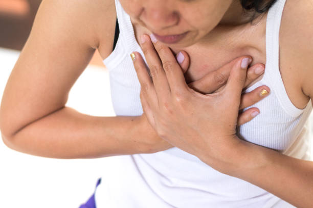 la main de la femme sur la poitrine souffrant de douleurs thoraciques. femelle souffrent de crise cardiaque, problèmes pulmonaires, myocardite, brûlure de coeur, pneumonie ou abcès de poumon, jour d'embolie pulmonaire - human artery photos photos et images de collection