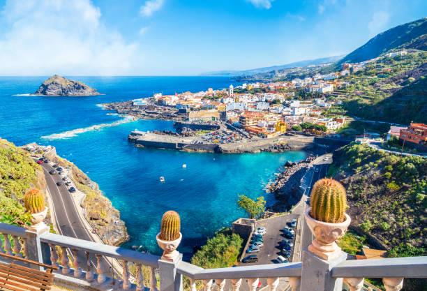 landschap met garachico - canarische eilanden stockfoto's en -beelden