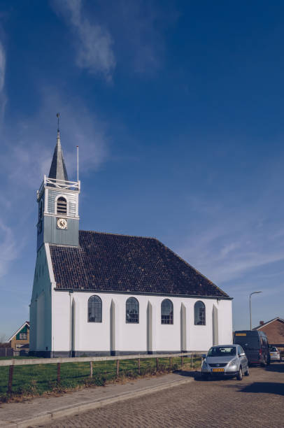 земманскерк oudeschild протестантской церкви с припаркованными автомобилями в солнечный осенний день - oudeschild стоковые фото и изображения