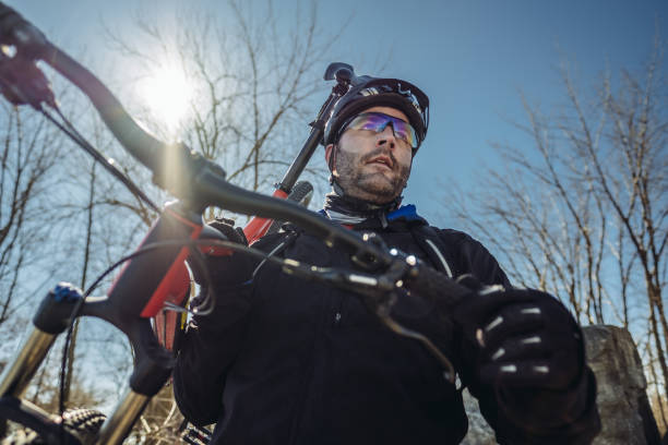 retrato do homem de bicicleta caucasiano - ontario spring bicycle city life - fotografias e filmes do acervo