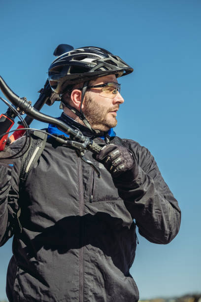 retrato de hombre caucásico andar en bicicleta - ontario spring bicycle city life fotografías e imágenes de stock