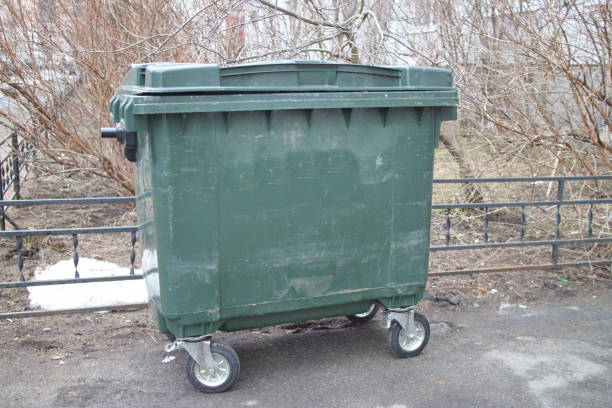 istock green trash can in the yard 1138191330