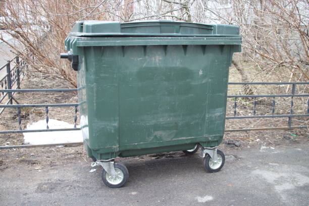 istock green trash can in the yard 1138191377